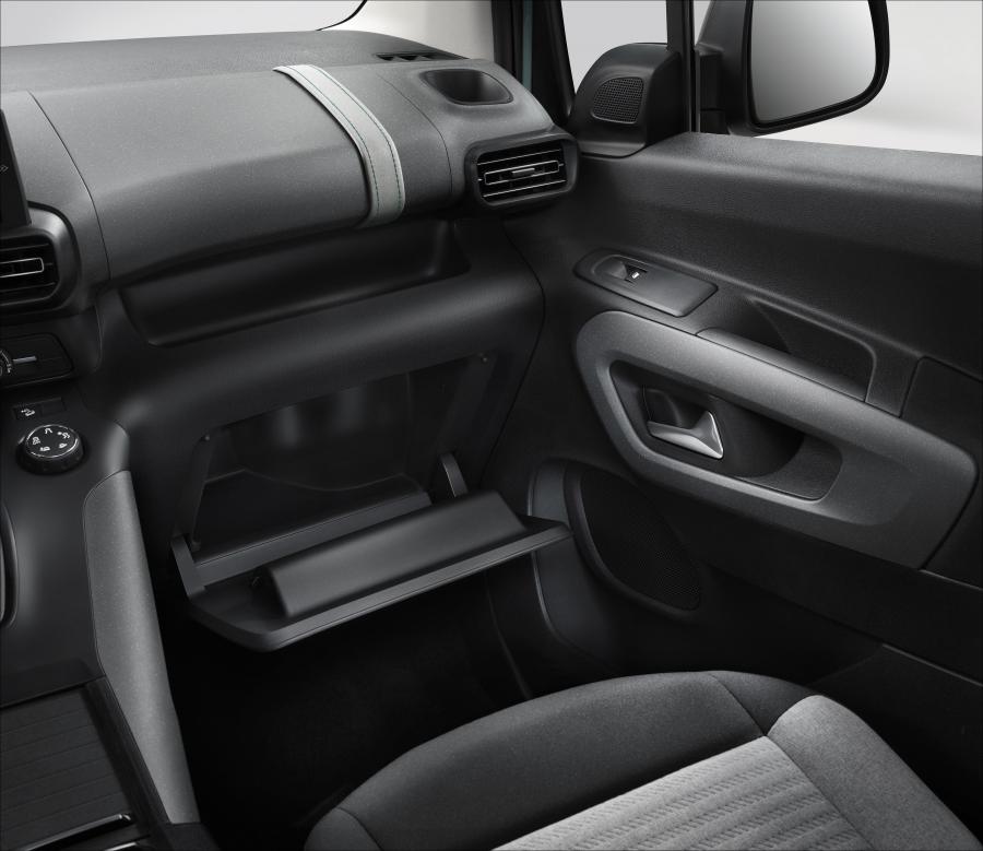 Детали интерьера Citroen Berlingo Multispace XTR 2018 года  (фото 12 из 41)
